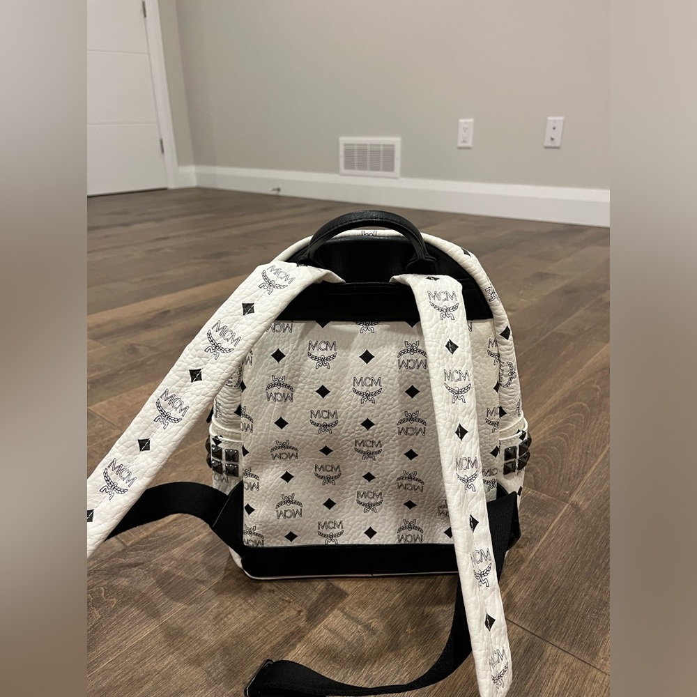 Authentic MCM backpack (Medium) - Picture 3 of 14